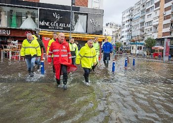 Lider Soyer, deniz kabarmasının tsunami tesiri yarattığı Kordon’da
