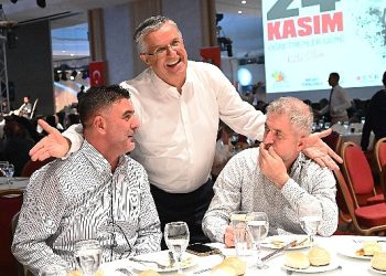 Lider Topaloğlu öğretmenlerle yemekte bir ortaya geldi