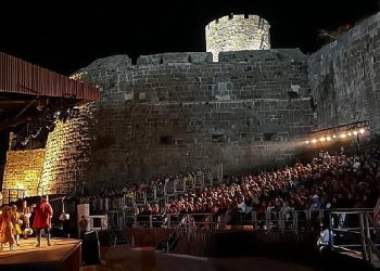 Mecnun Dumrul oyunu Bodrum Kalesi’nde ayakta alkışlandı