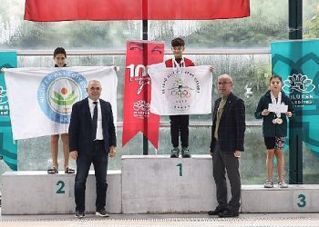 Nilüfer Belediyesi: Yüzme müsabakasında dereceye girenler ödüllendirildi