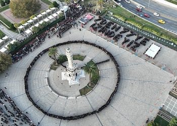 Saat 9’u 5 geçe İzmir’de hayat durdu