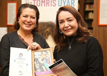 Sevilen oyuncu öğrencilere hikaye okudu