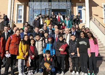 15 temmuz demokrasi şehitleri ortaokulu yeni halı alanına kavuştu