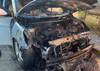 Alev alan arabası Büyükşehir itfaiyesi söndürdü