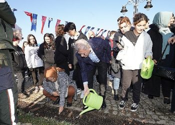 Baharı müjdeleyecek olan laleler, üsküdar’da toprakla buluştu