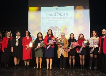 Bayan müellifler mükafatlarına kavuştu