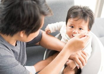 Bebeklerde geçmeyen reflünün nedeni besin alerjisi olabilir!