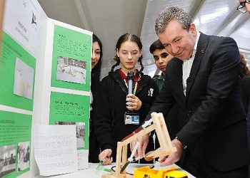 Bergama’da tübitat bilim fuarı şehit cemil canan çiçek imam hatip ortaokulu’nda