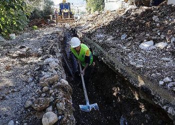 Büyükşehir Demre Kayaaltı’nı kanalizasyon sorunu çözüyor