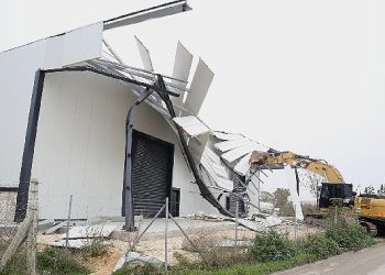 Çalı ve Tahtalı’da kaçak işyerleri yıkıldı