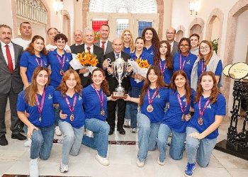 İzmir’in Avrupa şampiyonu grubu kupayı Lider Soyer’e teslim etti