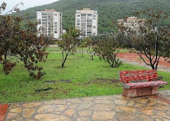 Karşıyaka meyve bahçeleriyle renkleniyor