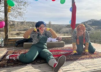 Kent Tiyatrosu oyuncuları özel çocuklar için sahne aldı