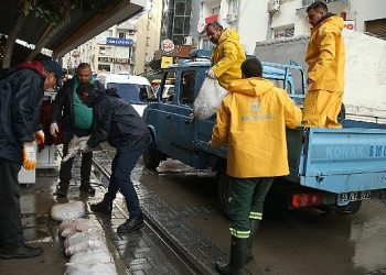 Konak Belediyesi’nden esnafa kum torbası takviyesi