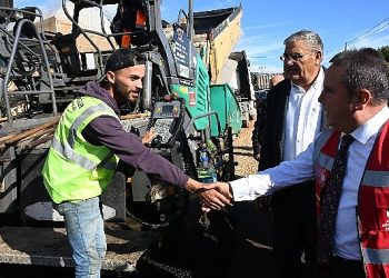 Lider Böcek Kekova yolunda asfalt incelemesi yaptı 