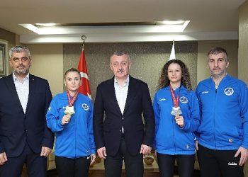 Lider Büyükakın şampiyon kardeşlerle buluştu