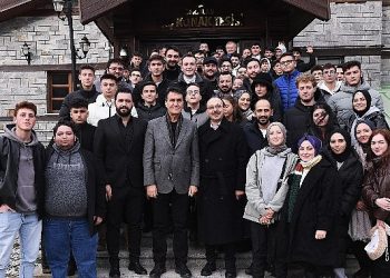 Lider Dündar, tepede gençlerle buluştu
