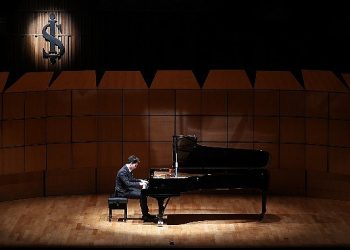 Parlayan Yıldızlar İş Sanat Sahnesinde