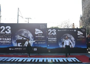 Piyano sihirbazları Antalya ve Alanya’da şov yaptı