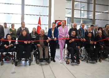 Pürüzleri aşan sanatçı Alper Kocabıyık’ın fotoğraf standı açıldı