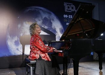 Ünlü Piyanist Gülsin Onay lise öğrencileriyle buluştu