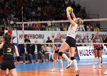 VakıfBank dönemin birinci yarısını galibiyetle tamamladı