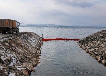 Van gölü’ne akan derelere atık tutucu yerleştirdi