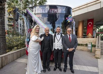 Yolcu taşıdığı otobüsle nikahına geldi