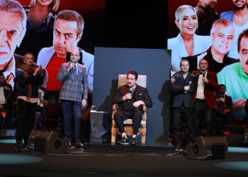 Şafak Sezer’in yazıp oynadığı Kolpaçino 4 filminin galası dün akşam gerçekleşti