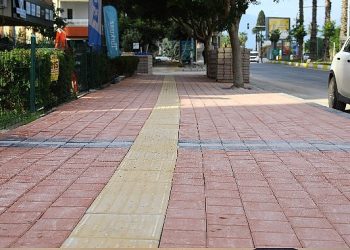 Antalya Büyükşehir Portakal Çiçeği Caddesi’nin kaldırımlarını yeniliyor