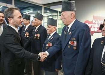 Bağlantı Lideri Altun, “Kıbrıs Gerçekleri” standını ziyaret etti