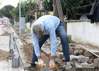 Burhaniye yolları yenilenmeye devam ediyor