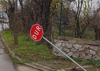 Büyükşehir, yıpranan taraf ve trafik levhalarını yeniliyor