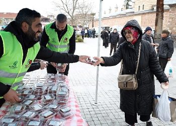 Büyükşehir’den kandil akşamında simit ve tatlı ikramı