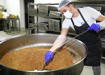 Büyükşehir’in 3 farklı aşevinden gereksinim sahiplerine sıcak yemek