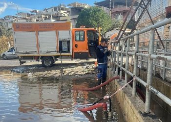 Dikili’de çok yağış, dere ve göleti taşırdı