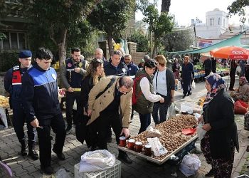 Edremit zabıtadan pazar yerinde besin kontrolü