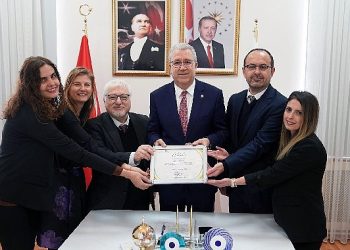 Ege Üniversitesinin Greenmetric Muvaffakiyet Sertifikası Rektör Prof. Dr. Budak’a takdim edildi