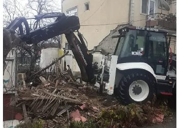 Gölcük Belediyesi metruk binaları tehlike olmaktan çıkarıyor