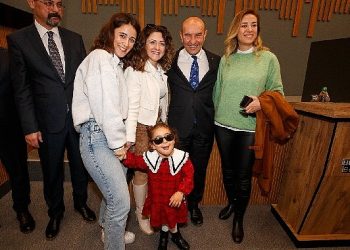 “İzmir farklı, güçlü, bütün Türkiye için ışık saçmaya devam ediyor”