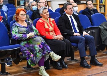 İzmir’de Cumhuriyet demokrasi ve siyaset konuşuldu