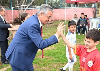 Kemer Belediyesi Futbol Okulu’nda formalar dağıtıldı