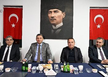 Lider Böcek yeni yıla itfaiye grupları ile birlikte girdi