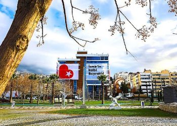 Lider Sandal’dan yeni yıl iletisi: “2024 Bayraklı’nın yılı olsun”