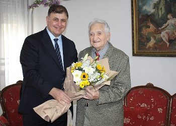 Lider Tugay’dan Karşıyakalı çınara ziyaret