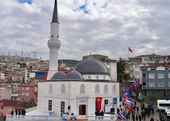 Tekrar inşa edilen Üsküdar Kıroğlu Cami ibadete açıldı