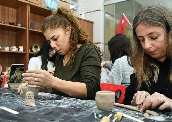 Yenişehirli bayanlar yaratıcılıklarını seramikle buluşturuyor