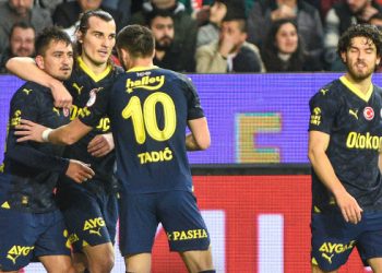 Fenerbahçe, Antalyaspor deplasmanında 2 golle kazandı