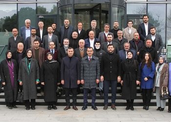 AK Parti Derince Belediye Lider Adayı İbrahim Sevimli, meclis üyesi aday adayları ile bir ortaya gelerek istişarede bulundu