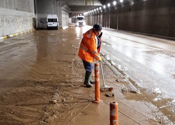 Antalya Büyükşehir Belediyesi, yaşanan sel felaketinin akabinde yaraları sarmaya devam ediyor